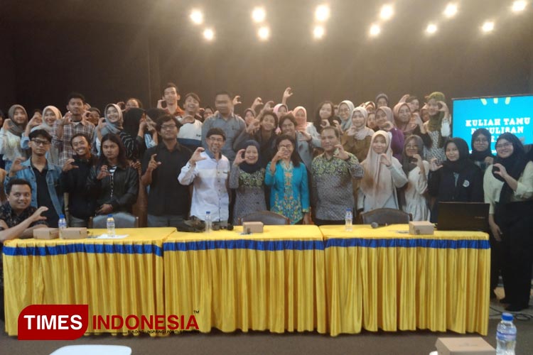 Pemateri bersama peserta kuliah tamu penulisan kreatif DSI UM. (Foto: Afifah Fitri Wahyuningtyas/ TIMES Indonesia)