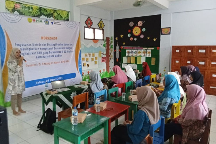 Dr. Endang Sri Maruti, M.Pd  saat mengisi workshop Penyusunan Metode dan Strategi Pembelajaran di SD Aisyiyah, Kartoharjo, Kota Madiun. (Foto: Humas UNIPMA for TIMES Indonesia)