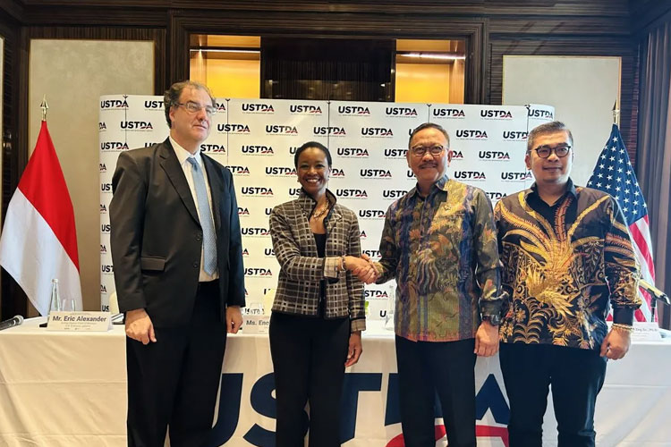Direktur Badan Perdagangan dan Pembangunan Amerika Serikat (USTDA) Enoh T. Ebong dua kiri dan Kepala Otorita IKN Bambang Susantono (dua kanan) pada konferensi pers di Jakarta, Kamis (7/3/2024). (FOTO: ANTARA/Kuntum Riswan).
