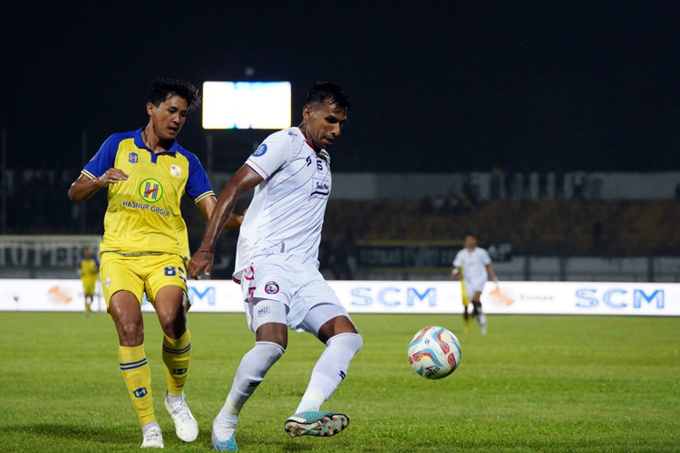 Gilbert Alvarez (kaos putih) saat masih berseragam Arema FC. (Foto: Dok. Arema FC/TIMES Indonesia)