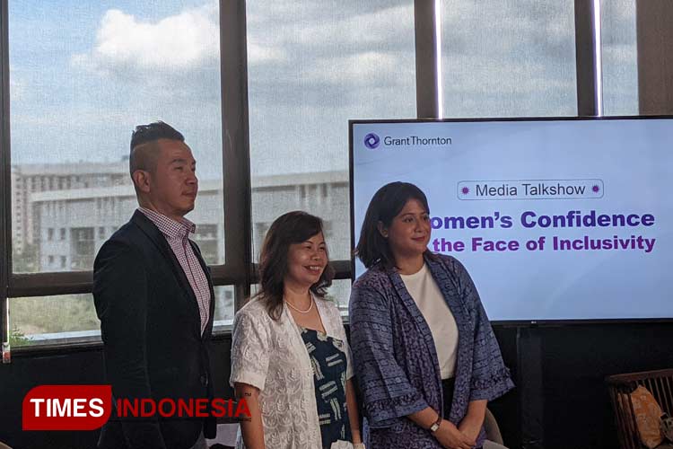 (ki-ka) IT Advisory Director Grant Thornton Indonesia Goutama Bachtiar, CEO Grant Thornton Indonesia Johanna Gani dan Policy Program Manager Meta Indonesia, Dessy Sukendar. (FOTO: Fahmi/TIMES Indonesia)