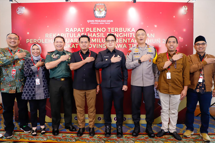 Pangdam V Brawijaya Mayjen TNI Rafael Granada Baay, Pj Gubernur Adhy, Kapolda Jatim Irjen Pol Imam Sugianto dan Ketua KPU Jatim Aang Kunaifi, Kamis (7/3/2024). (FOTO: Dok.Humas Pemprov Jatim)