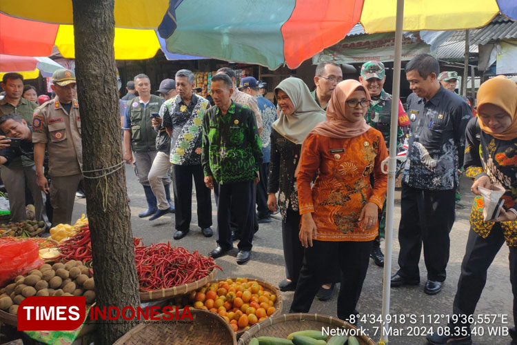 Bupati Blitar Rini Syarifah meninjau Operasi Pasar Murah di Kabupaten Blitar, Kamis (7/8/2023). (FOTO; Zaenal Arifin/TIMES Indonesia)
