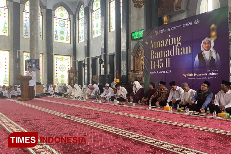 Pengajian amazing Ramadan di Masjid Agung Baitul Mu’minin Jombang yang hadiri oleh Syeikh Hussein Jaber, Kamis (7/3/2024). (FOTO: Rohmadi/TIMES Indonesia)