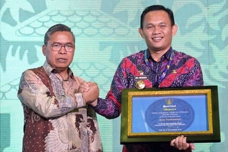 saat Pj Wali Kota Tasikmalaya Dr. Cheka Virgowansyah menerima Sertikat Adipura dari KLHK di Gedung Manggala Wanabakti Jakarta, Selasa (5/3/2024) (FOTO: Tangkapan layar/Instagram kominfo_pemkot_tsm )