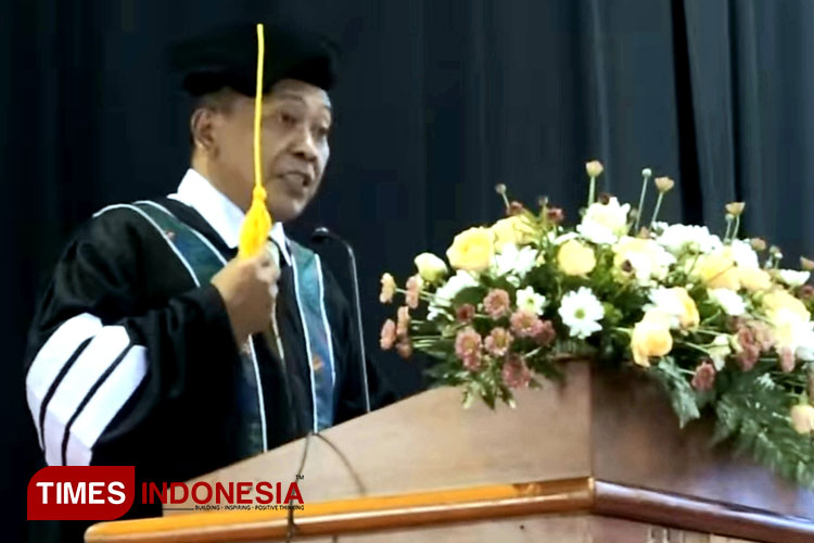 Prof Daniel Ginting saat memberikan pidato ilmiah dalam pengukuhan guru besar, Kamis (7/3/2024). (Foto: Achmad Fikyansyah/TIMES Indonesia)