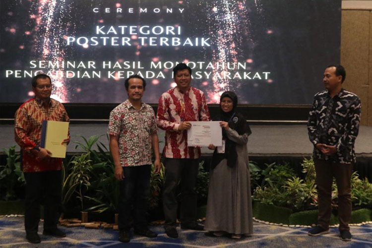 apt. Kartini, Ph.D. meraih peringkat 2 poster terbaik pada Seminar Hasil Program Pengabdian kepada Masyarakat Skema Pemberdayaan Berbasis Masyarakat Pelaksanaan Tahun Anggaran 2023. (FOTO: AJP TIMES Indonesia)