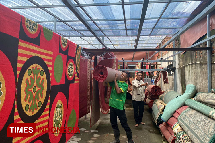 Proses-pengeringan-karpet-oleh-pegawai-Resik-Rek-a.jpg