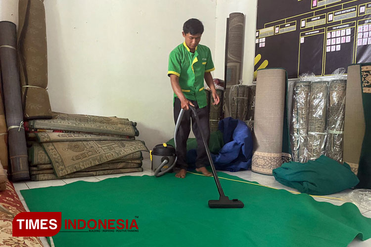 Proses pengeringan karpet oleh pegawai Resik Rek di Jl. Gajayana Jombang, Kamis (7/3/2024). (FOTO: Rohmadi/TIMES Indonesia)