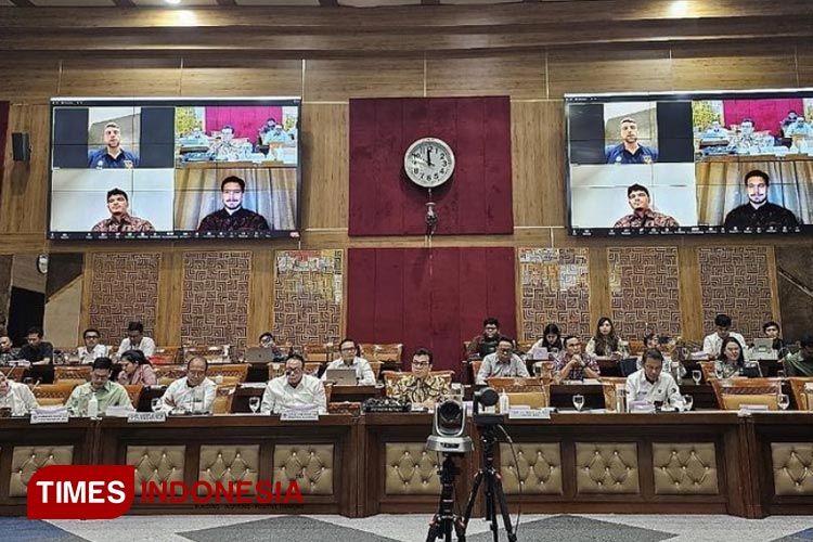 Suasana Rapat Kerja DPR perihal Pemberian Kewarganegaraan kepada tiga calon pemain Timnas Indonesia di DPR RI, Jakarta, Kamis (7/3/2024). (FOTO: Farid Abdullah/ TIMES Indonesia).