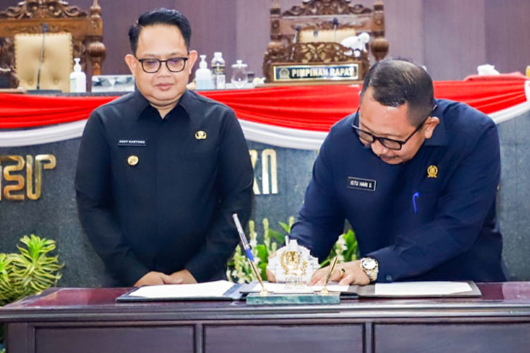 Pj Gubernur Jatim Adhy Karyono bersama Wakil Ketua DPRD Jatim Mayor Jenderal TNI (Purn) Istu Hari Subagio menandatangani Raperda KUMKM di Ruang Rapat Paripurna Gedung DPRD Jatim, Surabaya, Kamis (7/3/2024). (FOTO: Dok.Humas Pemprov Jatim)