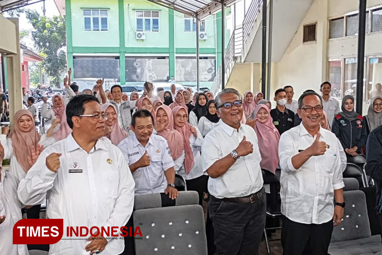 Sekretaris Daerah Kota Tasikmalaya, Ivan Dicksan berfoto bersama Kepala Dinas Kesehatan dan seluruh staf di halaman Kantor Dinas Kesehatan Kota Tasikmalaya (FOTO: Harniwan Obech/TIMES Indonesia)