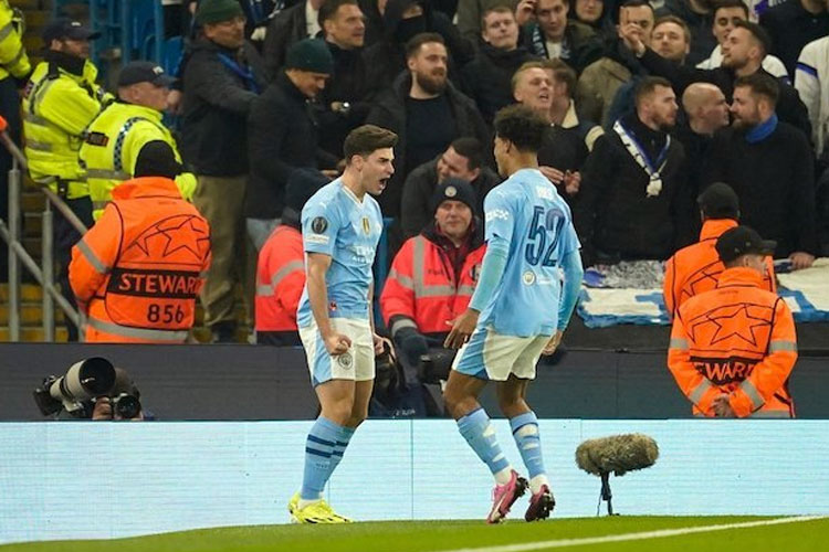 Selebrasi Julian Alvarez dalam laga 16 besar Liga Champions antara Manchester City vs FC Copenhagen, Kamis (7/3/2024). (Foto: AP Photo/Dave Thompson)