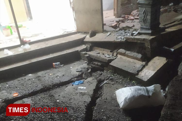 Kondisi kerusakan rumah warga yang mengalami kerusakan akibat tanah retak di Dusun Semberlamong, Desa Sambirejo, Kecamatan Wonosalam, Kabupaten Jombang. (FOTO: Dok. Nurul Hidayat)