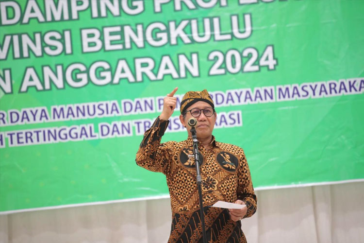 Mendes PDTT Abdul Halim Iskandar saat memberikan sambutannya dalam Rapat Koordinasi Pendampingan Tenaga Pendamping Profesional Provinsi Bengkulu. (FOTO: Dok. Kemendes PDTT) 