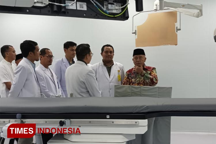 Bupati Malang, HM Sanusi, didampingi Plt Direktur RSUD Kanjuruhan dan beberapa dokter spesialis, saat meninjau langsung kesiapan operasional fasilitas pengembangan ruang dan alat Catchlab baru, di RSUD Kanjuruhan, Kabupaten Malang.