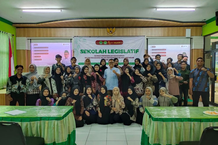 Peserta Sekolah Legislatif berfoto bersama Imam Fadli anggota DPRD Kabupaten Lamongan, Sabtu (2/3/2024). (FOTO: AJP TIMES Indonesia)