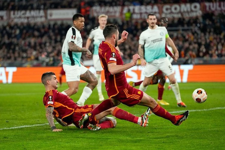 Gianluca Mancini mencetak gol dalam laga 16 besar Liga Europa antara AS Roma vs Brighton, Jumat (8/3/2024). (Foto: AP Photo/Alessandra Tarantino)