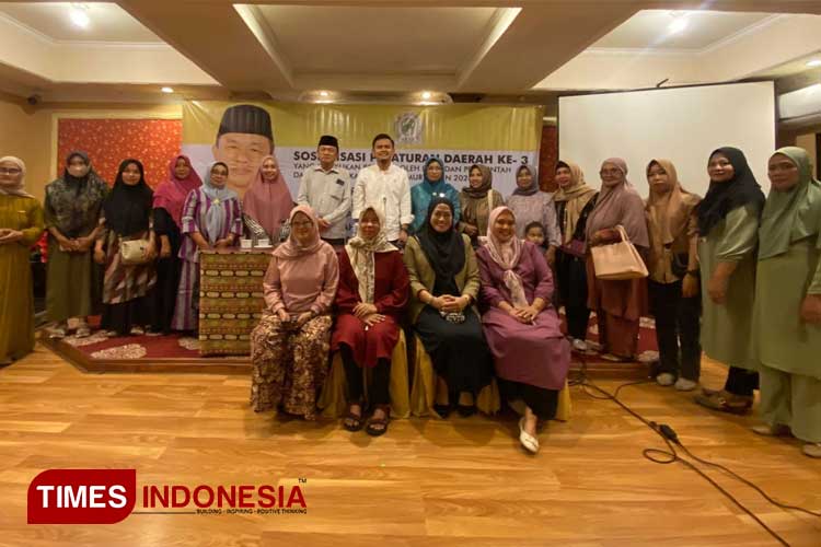 Sebagian peserta Sosperda berfoto bersama dengan Kaharudin Jafar dan narasumber. (Foto: Kusnadi/TIMES Indonesia) 