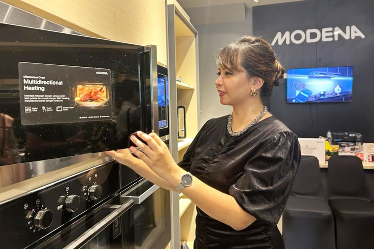 Konsumen MHC Merr Surabaya tengah memilih microwave untuk menambah piranti dapur modern, Kamis (7/3/2024).(Foto : Lely Yuana/TIMES Indonesia)