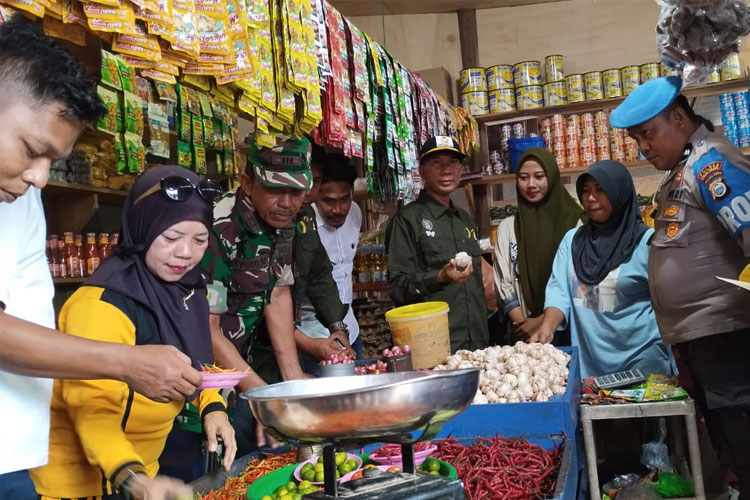 Pemkab Taliabu saat pantau harga bersama TNI dan Polri. (FOTO: Dok Pemkab Taliabu)