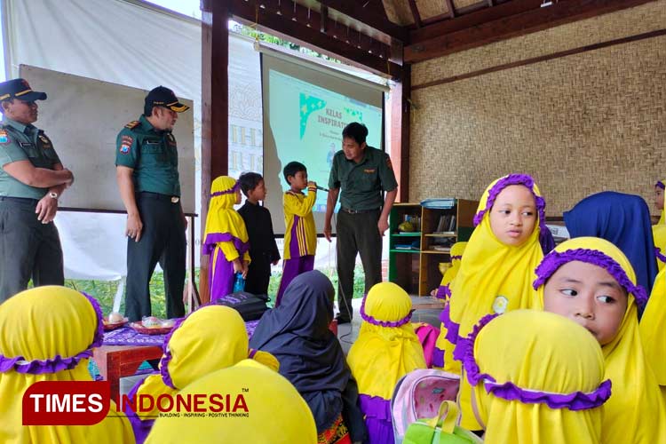 Adm Perhutani KPH Banyuwangi Selatan Wahyu Dwi Hadmojo, sedang memberikan materi kepada siswa SDIT Al-Qomar dangan tanya jawab. (Foto : Anggara cahya/TIMES Indonesia)