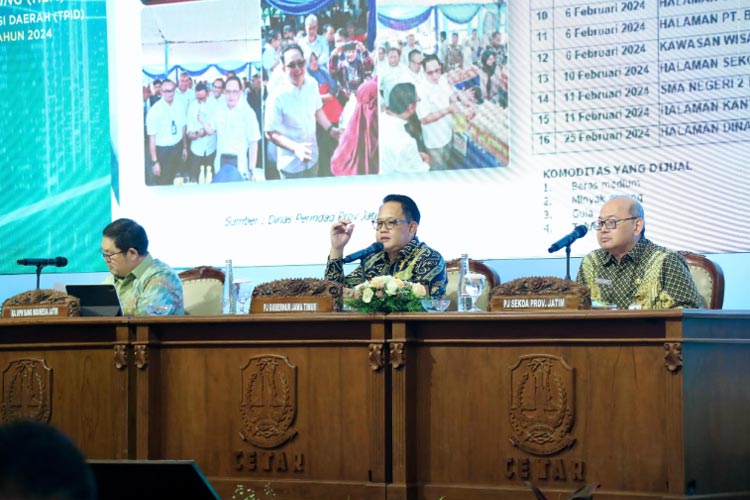 Pj Gubernur Adhy saat memimpin High Level Meeting (HLM) yang digelar bersama dengan Kantor Perwakilan BI Jatim di Hotel Wyndham Surabaya, Jumat (8/3/2024).(Dok.Humas Pemprov Jatim)