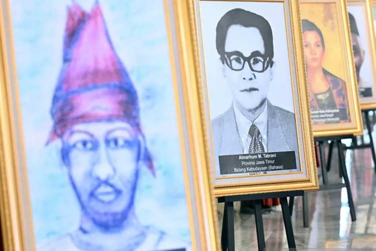 Potret Mohammad Tabrani Soerjowitjirto atau M. Tabrani (tengah) terpampang saat acara penganugerahan pahlawan nasional oleh Presiden Joko Widodo di Istana Negara, Jakarta, Jumat (10/11/2023). (ANTARA/HO-Biro Pers Sekretariat Presiden)