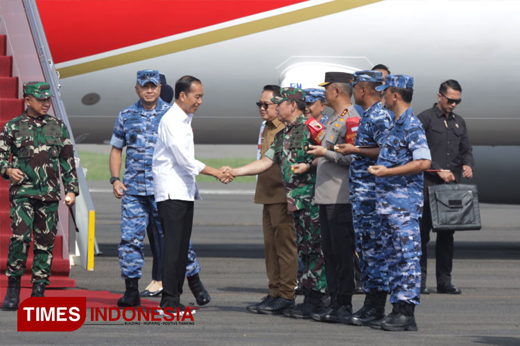 Panglima Kodam V Brawijaya, Mayjen TNI Rafael Granada Baay bersama jajaran Forkopimda Jatim saat menyambut kedatangan Presiden RI Joko Widodo di Lanud Iswahyudi Madiun, Jumat (8/3/2024). (FOTO: endam V Brawijaya for TIMES Indonesia)