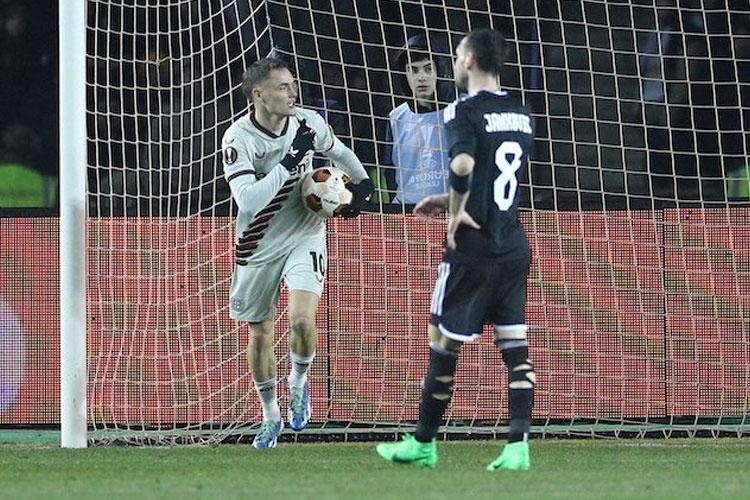 Selebrasi Florian Wirtz dalam laga 16 besar Liga Europa antara Qarabag vs Bayer Leverkusen, Jumat (8/3/2024)(Foto: AP Photo/Aziz Karimov)
