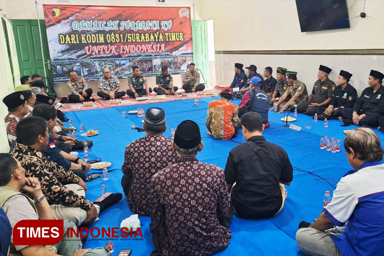 Dandim 0831 Surabaya Timur Kolonel Infanteri Didin Nasruddin Darsono saat bersama tokoh masyarakat di Makodim Surabaya Timur. (FOTO: Syarifah Latowa/TIMES Indonesia)