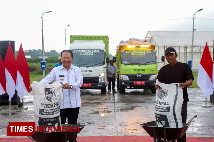 Bupati Jember Hendy Siswanto menyerahkan bantuan pupuk organik Si Jempol secara simbolis kepada petani. (M. Abdul Basid/TIMES Indonesia)