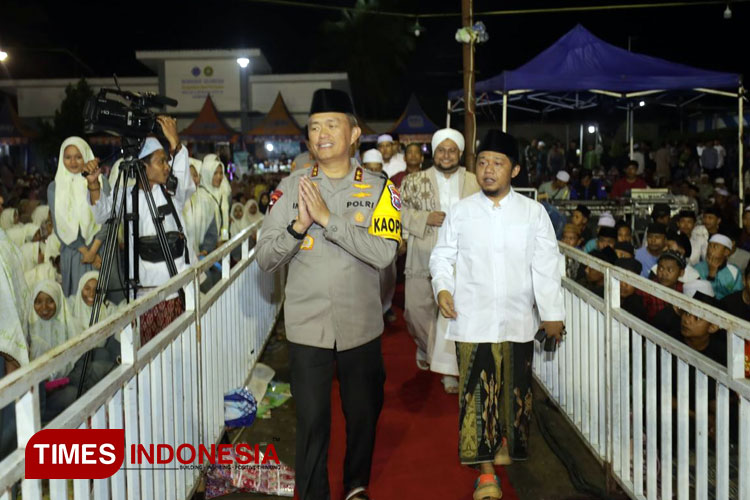 Kapolda Jawa Timur Irjen Pol Imam Sugianto saat menghadiri Harlah Pondok Pesantren Nurut Taqwa Bondowoso ke-48 (FOTO: Moh Bahri/TIMES Indonesia) 