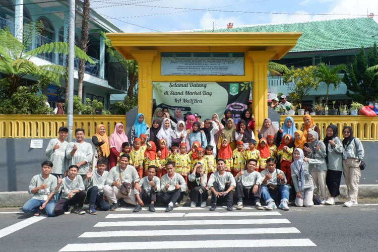 Mahasiswa KSM-T Unisma Malang bersama guru dan siswa siswi RAM NU Maulana Malik Ibrahim, Desa Wringinanom dalam kegiatan Bazar Sweets UMKM. (FOTO: AJP TIMES Indonesia)