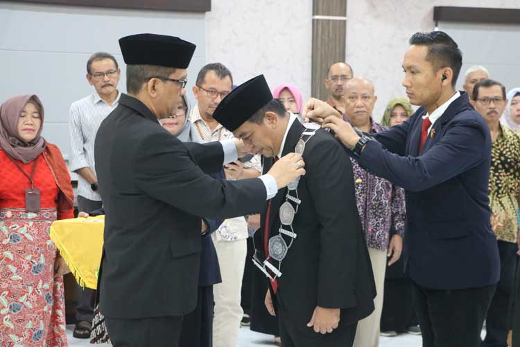 Rektor Unej Iwan Taruna saat melantik Fendy Setyawan sebagai Warek IV. (FOTO: Unej for TIMES Indonesia)