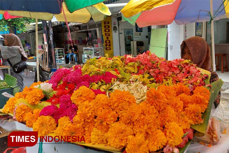 Salah satu penjual bunga tabur musiman di Jalan Susuit Tubun, Kelurahan Kepatihan, Banyuwangi. (Foto: Anggara Cahya/TIMES Indonesia)