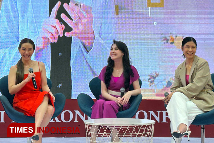 (kiri-kanan) dr Leni Kumalasari, Arumi Bachsin dan Olivia saat sharing seputar perawatan kecantikan dalam acara Beauty Fest di Atrium Pakuwon Mall Surabaya, Minggu (10/3/2024).(Foto : Lely Yuana/TIMES Indonesia)