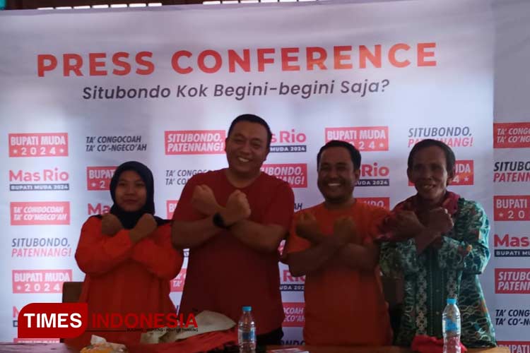 Rio Prayogo (dua dari kiri) dalam press conference deklarasi calon Bupati muda Situbondo, Minggu (10/3/2024).(Foto: Miftahorrahman/TIMES Indonesia)