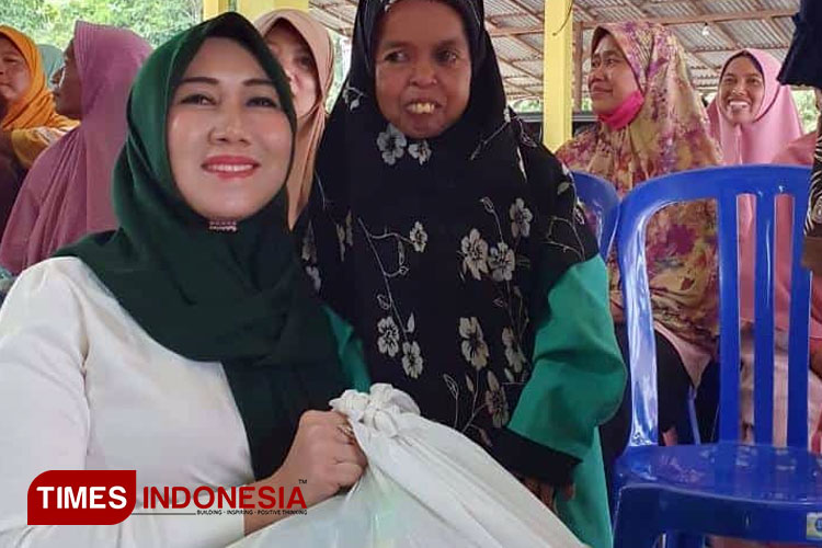 Ketua DPD Perempuan Tani (Pertani) HKTI Jawa Timur, Dr. Lia Istifhama saat menyalurkan bantuan paket sembako kepada penyandang disabilitas di Kabupaten Lamongan (Foto: dok Lia Istifhama for TIMES Indonesia)
