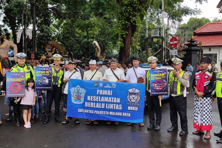 Pawai Ogoh Ogoh di Kota Malang, Polisi Ikut Sosialisasikan Keselamatan Lalu Lintas