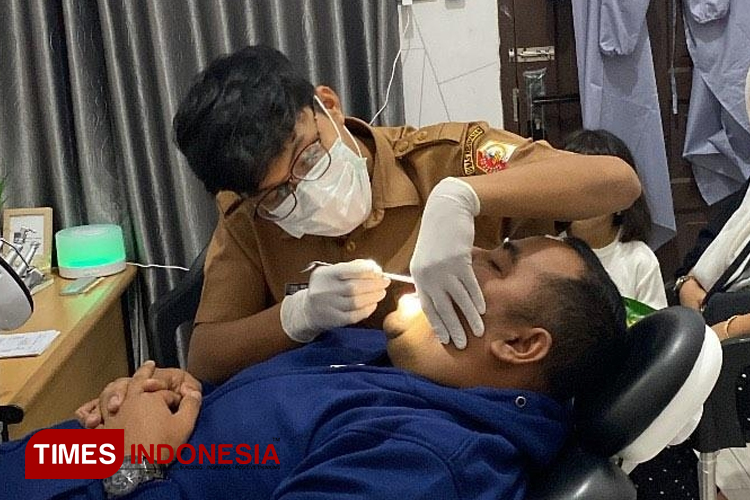 drg Malek melakukan pemeriksaan terhadap salah satu pasiennya di Darul Makmur, Minggu (10/3/2024). (Foto: T. Khairul Rahmat Hidayat/TIMES Indonesia)