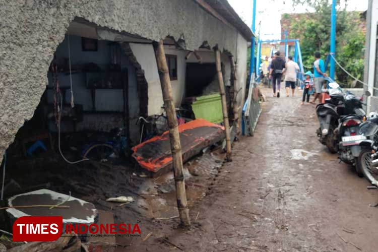 Tembok dan dapur rumah warga ambruk akibat terjangan banjir dringu. (Foto: Rizky Putra Dinasti/TIMES Indonesia)
