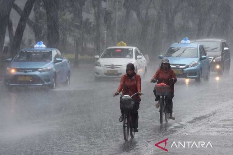 BMKG memprediksi hujan deras masih akan mengguyur sebagian besar wilayah Indonesia pada Senin (11/3/2024) hari ini. (FOTO: ANTARA FOTO/Wahyu Putro A/foc/aa.)