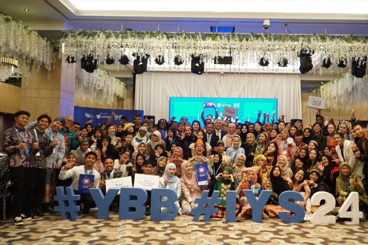 The participants and the crew of Istanbul Youth Summit gathered for picture after the closing ceremony. (Photo: YBB)