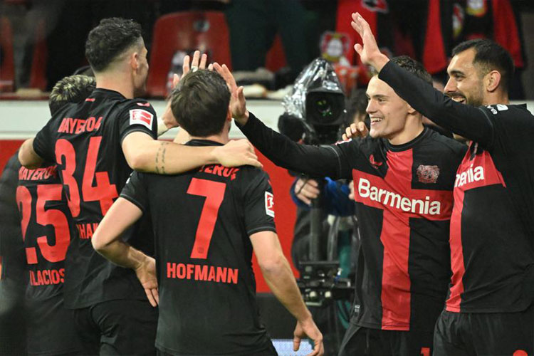 Gelandang Bayer Leverkusen Florian Wirtz (kedua dari kanan) merayakan gol yang dicetaknya ke gawang Wolfsburg, pada pertandingan Liga Jerman di BayArena, Leverkusen, Minggu (10/3/2024). (Foto: ANTARA/AFP/INA FASSBENDER)