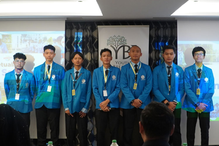The group of SMA Thursina IBBS Malang at Istanbul Youth Summit. (FOTO: YBB)