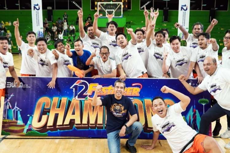 Tim Basket Pupuk Kaltim saat merayakan kemenangan bersama Direksi Dan Manajemen Pupuk Kaltim (Foto: Pupuk Kaltim For TIMES Indonesia)