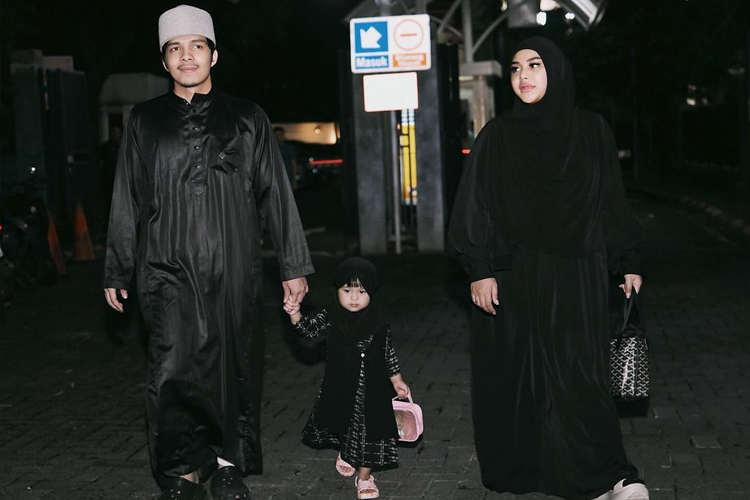 Atta Halilintar dan keluarga mengenakan outfit senada saat tarawih perdana, Senin (11/3/2024) kemarin. (Instagram/Atta Halilintar)