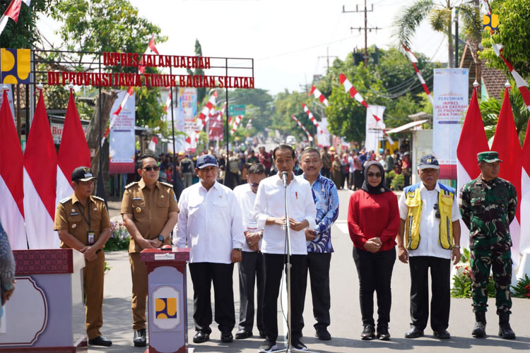 Presiden RI Jokowi didampingi Menteri PUPR RI Basuki Hadimuljono saat meresmikan perbaikan 33 ruas jalan di Jatim, Jumat (8/3/2024).(FOTO: Biro Komunikasi Publik Kementerian PUPR RI)