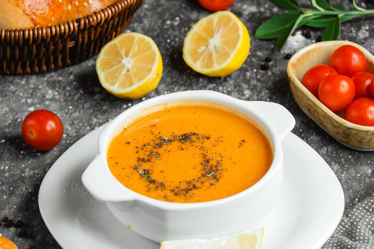 Ezogelin Çorbası, sup kacang lentil ala Turki. (FOTO: KamranAydinov/Freepik)